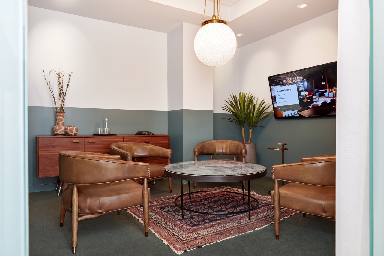 Pine Lounge meeting room
